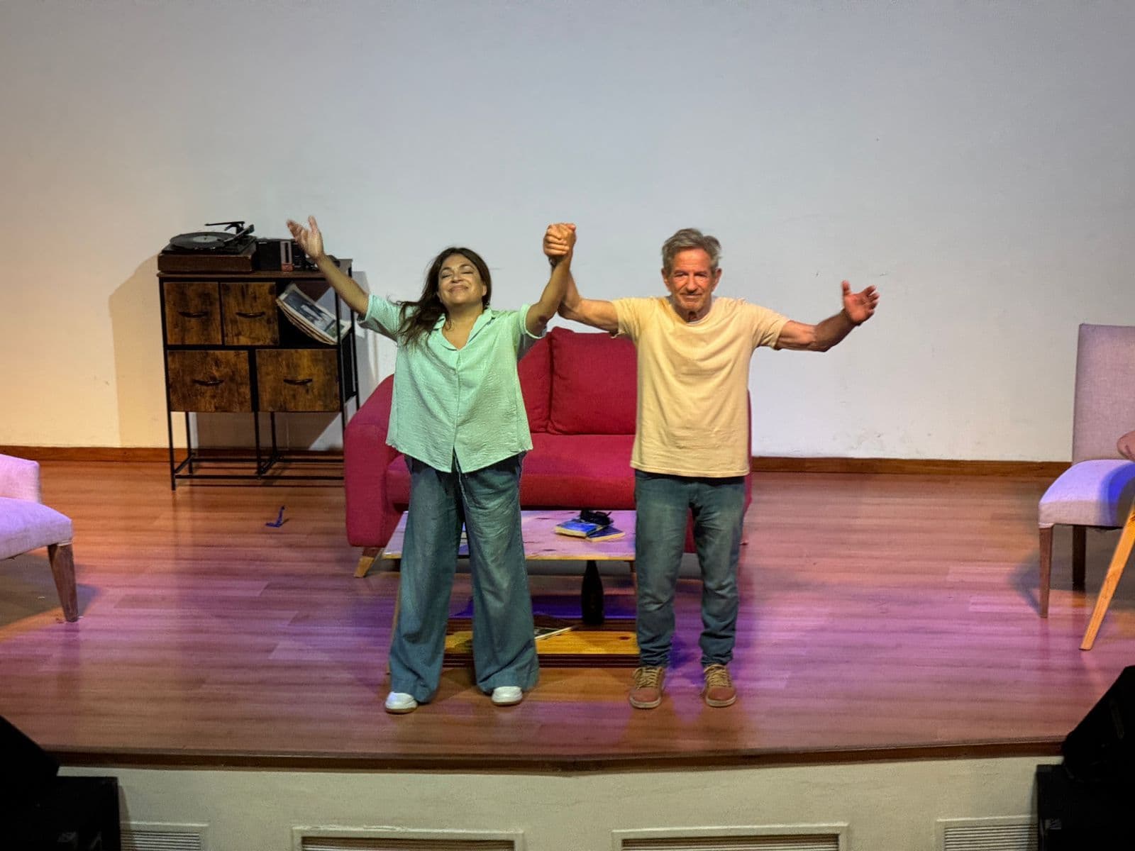 “Es Complicado” brilló en Realicó con sala llena y una cálida visita de sus protagonistas.