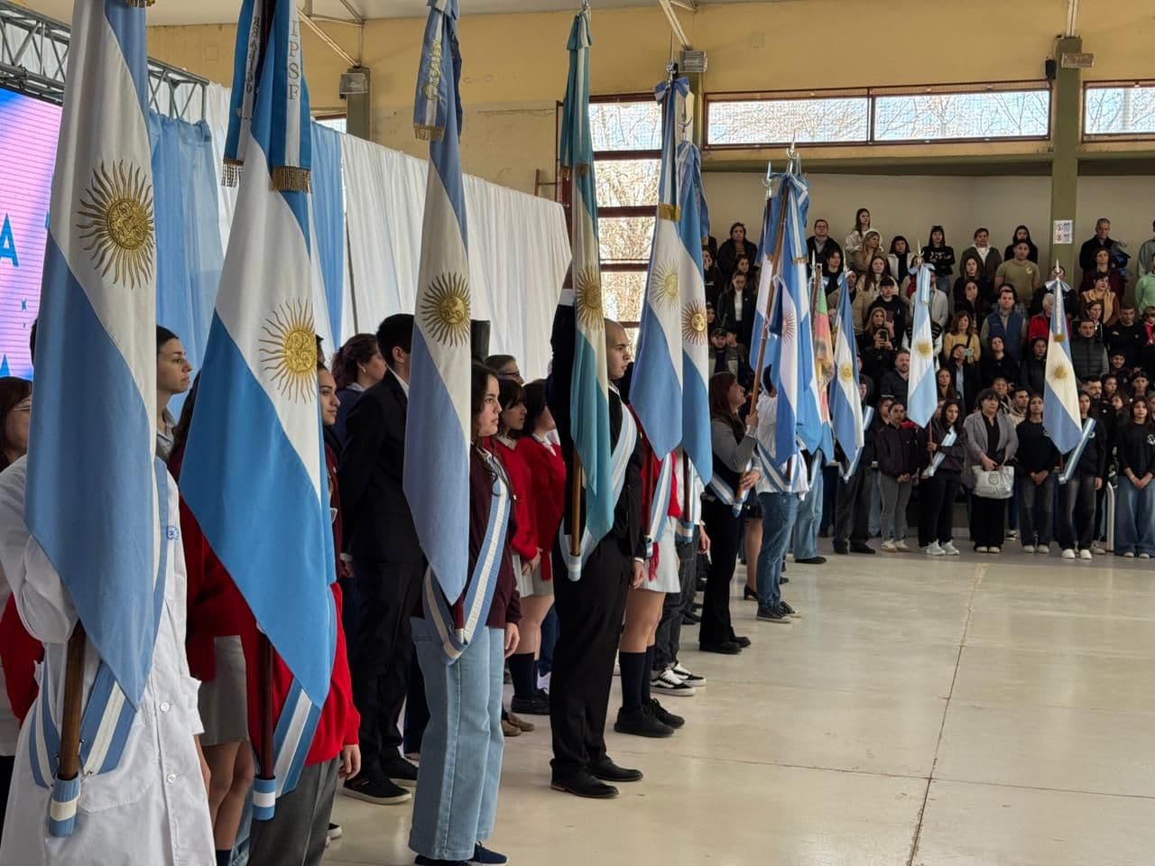 Emotiva Promesa de Lealtad a la Bandera junto a estudiantes de cuarto grado