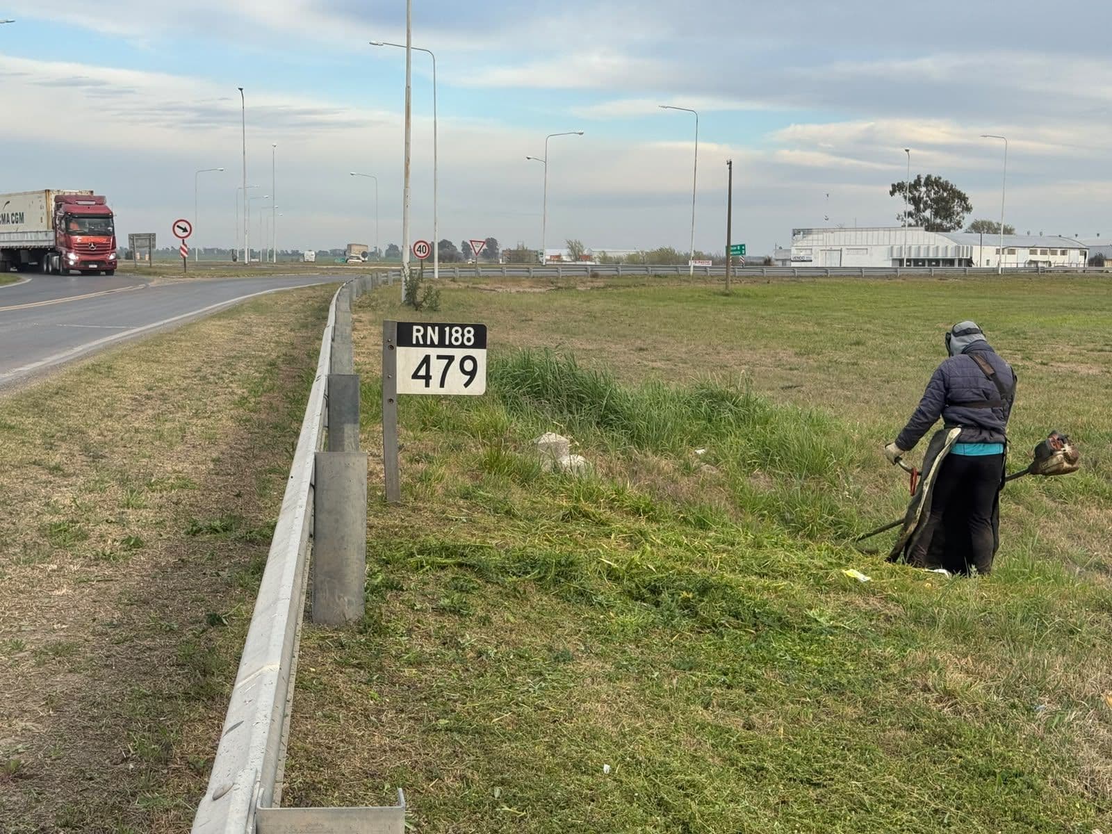 Mantenimiento en la rotonda de las rutas nacionales 35 y 188